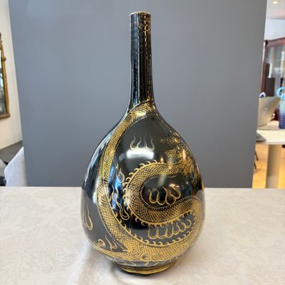 A Chinese gilt-decorated black-ground 'Dragon' vase — photo 4