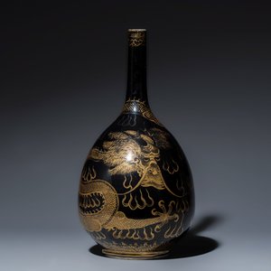 A Chinese gilt-decorated black-ground 'Dragon' vase — photo 1
