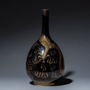 A Chinese gilt-decorated black-ground 'Dragon' vase — photo 2