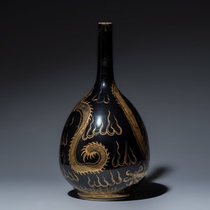 A Chinese gilt-decorated black-ground 'Dragon' vase — photo 3