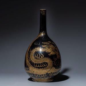 A Chinese gilt-decorated black-ground 'Dragon' vase — photo 4