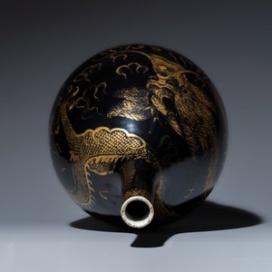 A Chinese gilt-decorated black-ground 'Dragon' vase — photo 5