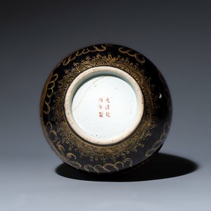 A Chinese gilt-decorated black-ground 'Dragon' vase — photo 6