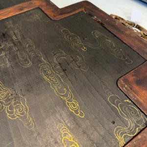 A Chinese gilt-decorated black-red-lacquered huali wooden 'Hui Su Xin 會素心' plaque, Kangxi mark and possibly of the period — 照片 30