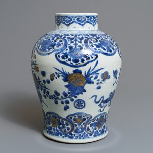 A Chinese gilt-decorated blue and white vase with floral design, Kangxi — 照片 4