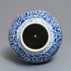 A Chinese gilt-decorated blue and white vase with floral design, Kangxi — 照片 5
