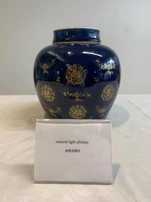 A Chinese gilt-decorated blue-ground jar and cover with floral design, Qianlong — photo 1