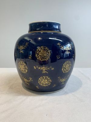 A Chinese gilt-decorated blue-ground jar and cover with floral design, Qianlong — photo 2