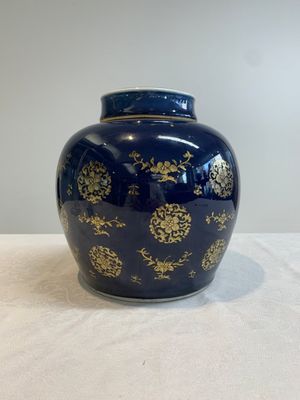 A Chinese gilt-decorated blue-ground jar and cover with floral design, Qianlong — photo 3