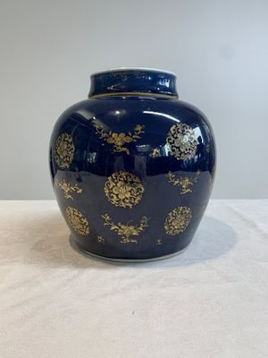 A Chinese gilt-decorated blue-ground jar and cover with floral design, Qianlong — photo 4