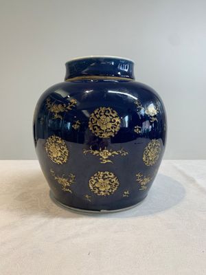 A Chinese gilt-decorated blue-ground jar and cover with floral design, Qianlong — photo 5