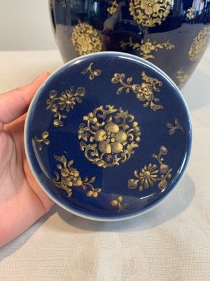 A Chinese gilt-decorated blue-ground jar and cover with floral design, Qianlong — photo 6