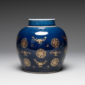 A Chinese gilt-decorated blue-ground jar and cover with floral design, Qianlong — photo 1