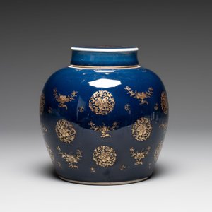 A Chinese gilt-decorated blue-ground jar and cover with floral design, Qianlong — photo 2