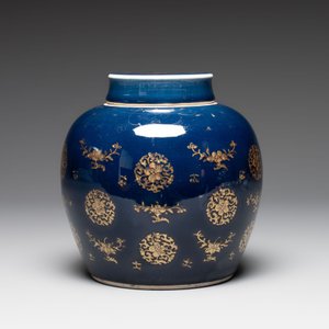 A Chinese gilt-decorated blue-ground jar and cover with floral design, Qianlong — photo 4