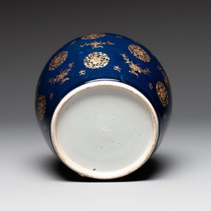 A Chinese gilt-decorated blue-ground jar and cover with floral design, Qianlong — photo 6