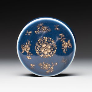 A Chinese gilt-decorated blue-ground jar and cover with floral design, Qianlong — photo 7