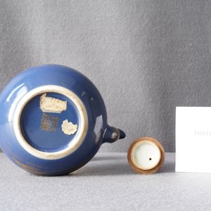 A Chinese gilt-decorated blue-ground teapot and cover, Qianlong mark and of the period — photo 11