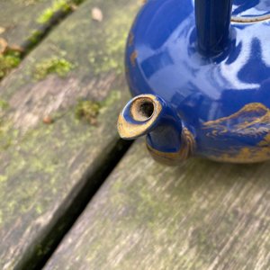 A Chinese gilt-decorated blue-ground teapot and cover, Qianlong mark and of the period — photo 15