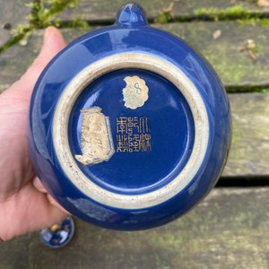 A Chinese gilt-decorated blue-ground teapot and cover, Qianlong mark and of the period — photo 29