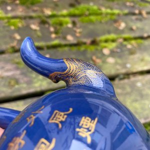 A Chinese gilt-decorated blue-ground teapot and cover, Qianlong mark and of the period — photo 34