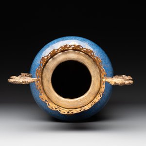A Chinese gilt-decorated bronze-mounted powder-blue vase with floral design, Kangxi — 照片 5