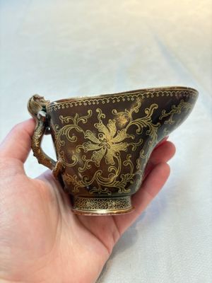 A Chinese gilt-decorated brown-glazed libation cup with a chilong-form handle, Qianlong mark and of the period — photo 3