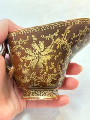 A Chinese gilt-decorated brown-glazed libation cup with a chilong-form handle, Qianlong mark and of the period — photo 7