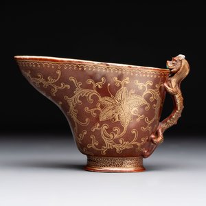 A Chinese gilt-decorated brown-glazed libation cup with a chilong-form handle, Qianlong mark and of the period — photo 2