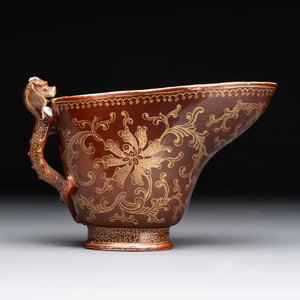 A Chinese gilt-decorated brown-glazed libation cup with a chilong-form handle, Qianlong mark and of the period — photo 4