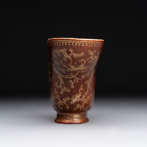 A Chinese gilt-decorated brown-glazed libation cup with a chilong-form handle, Qianlong mark and of the period — photo 5