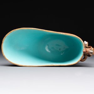 A Chinese gilt-decorated brown-glazed libation cup with a chilong-form handle, Qianlong mark and of the period — photo 6