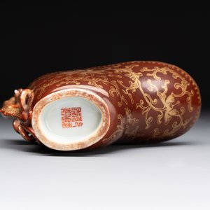 A Chinese gilt-decorated brown-glazed libation cup with a chilong-form handle, Qianlong mark and of the period — photo 7