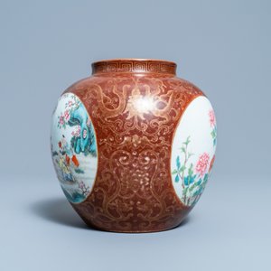 A Chinese gilt-decorated café-au-lait-ground famille rose vase, Qianlong mark, 20th C. — 照片 2