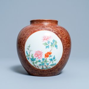 A Chinese gilt-decorated café-au-lait-ground famille rose vase, Qianlong mark, 20th C. — 照片 3