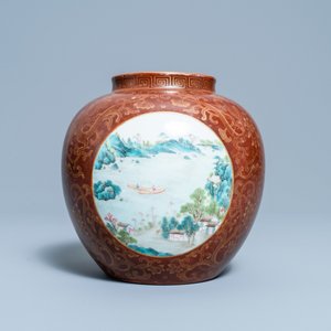 A Chinese gilt-decorated café-au-lait-ground famille rose vase, Qianlong mark, 20th C. — 照片 4