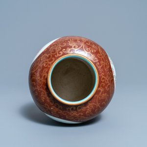 A Chinese gilt-decorated café-au-lait-ground famille rose vase, Qianlong mark, 20th C. — 照片 5