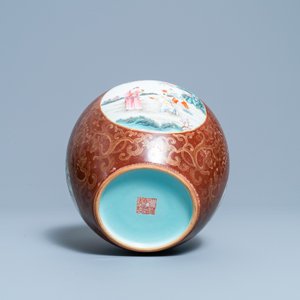 A Chinese gilt-decorated café-au-lait-ground famille rose vase, Qianlong mark, 20th C. — 照片 6