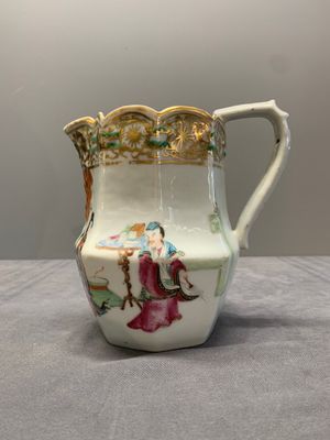 A Chinese gilt-decorated Canton famille rose ewer with figural design, 19th C. — photo 3