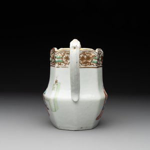 A Chinese gilt-decorated Canton famille rose ewer with figural design, 19th C. — photo 4