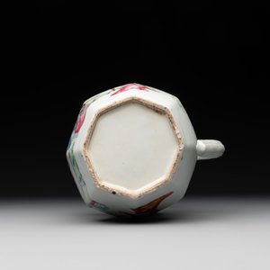 A Chinese gilt-decorated Canton famille rose ewer with figural design, 19th C. — photo 6