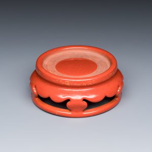 A Chinese gilt-decorated coral-red-glazed stand — photo 1