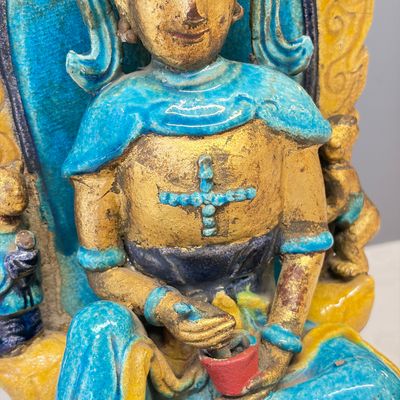 A Chinese gilt-decorated Fahua-glazed stoneware 'Bodhisattva with Attendants' group — photo 5