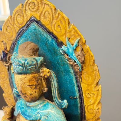 A Chinese gilt-decorated Fahua-glazed stoneware 'Bodhisattva with Attendants' group — photo 6