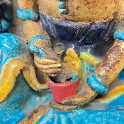 A Chinese gilt-decorated Fahua-glazed stoneware 'Bodhisattva with Attendants' group — photo 8