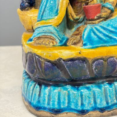 A Chinese gilt-decorated Fahua-glazed stoneware 'Bodhisattva with Attendants' group — photo 9