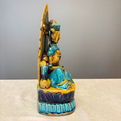 A Chinese gilt-decorated Fahua-glazed stoneware 'Bodhisattva with Attendants' group — photo 11
