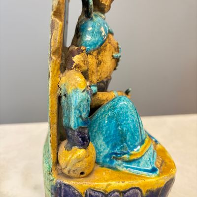 A Chinese gilt-decorated Fahua-glazed stoneware 'Bodhisattva with Attendants' group — photo 13
