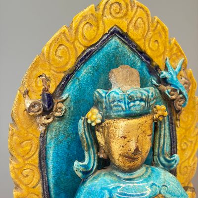 A Chinese gilt-decorated Fahua-glazed stoneware 'Bodhisattva with Attendants' group — photo 3