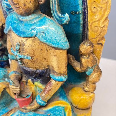 A Chinese gilt-decorated Fahua-glazed stoneware 'Bodhisattva with Attendants' group — photo 7